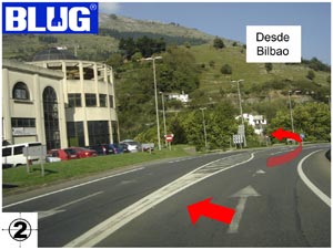 Photo descriptive qui explique le sixième pas à suivre pour arriver à Blug où il faut tourner à gauche au croisement
