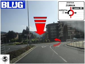 Photo descriptive qui explique le troisième pas à suivre pour arriver à Blug où il faut suivre tout droit vers Zestoa-Zumaia.